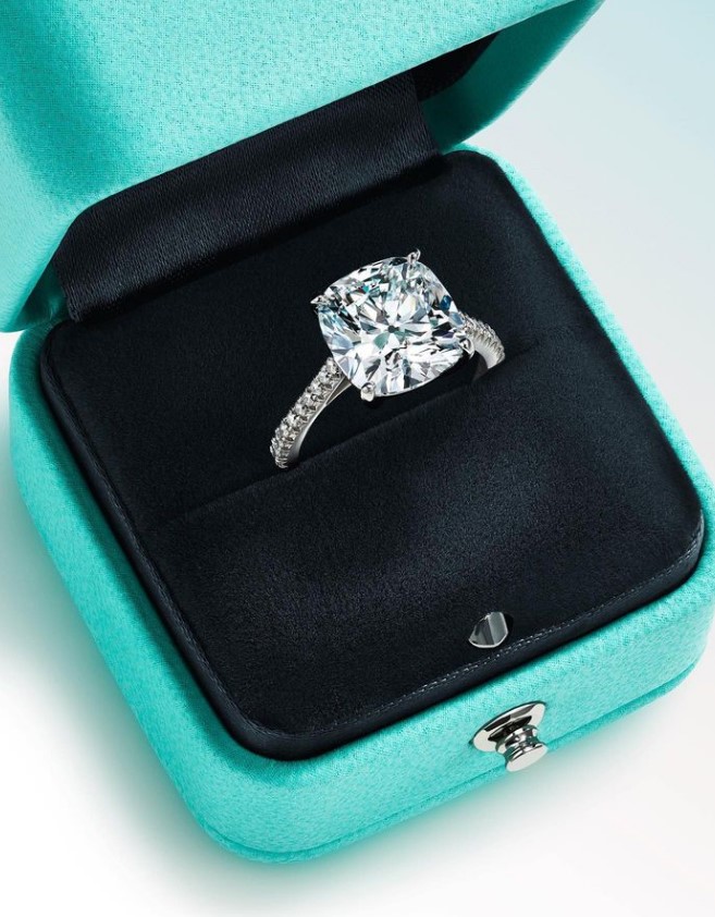 Jak drogi powinien być pierścionek zaręczynowy? Rozwiewamy wątpliwości!